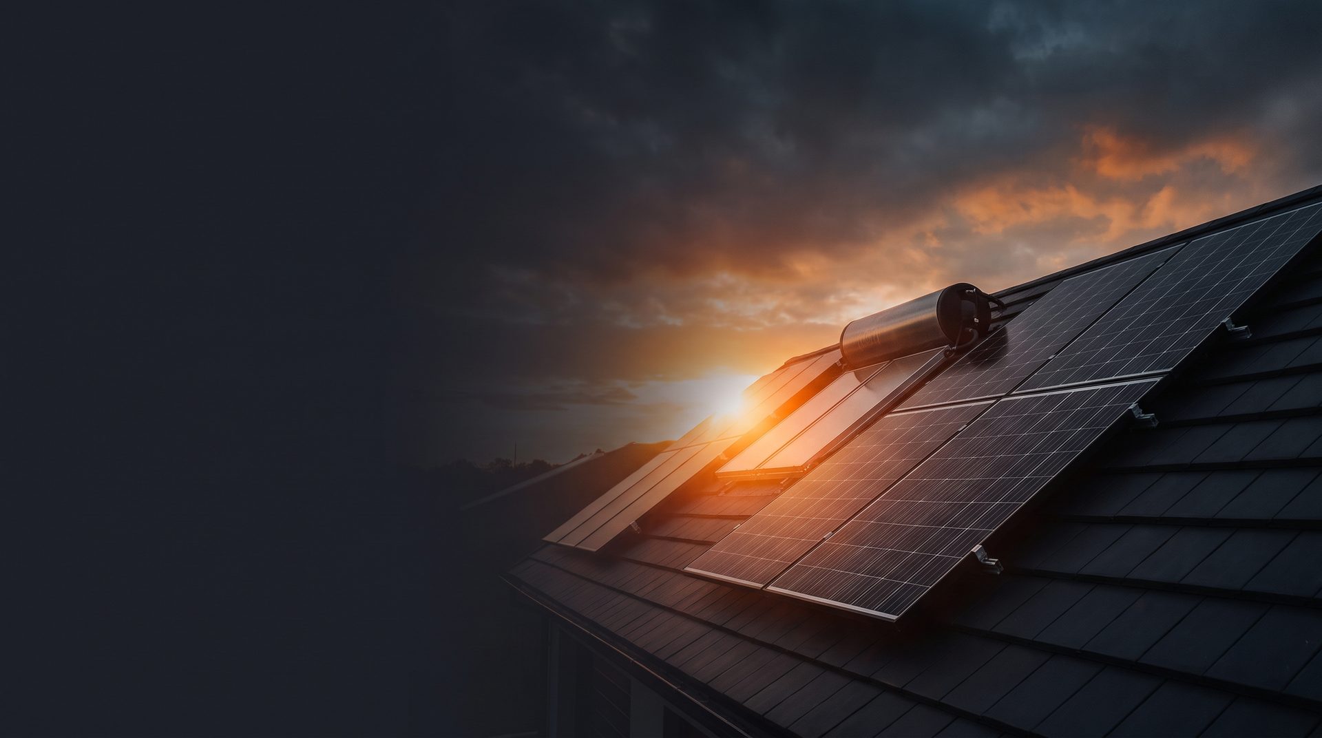 Fotovoltaické panely na streche v zapadajúcom slnku